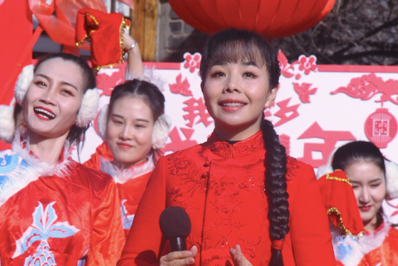 王二妮近况罕曝光脸部僵硬鼻子有些奇怪翻唱歌曲被嘲发音不准