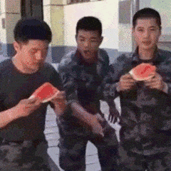 大竹体育馆附近,一群人疯狂吃西瓜!只为了