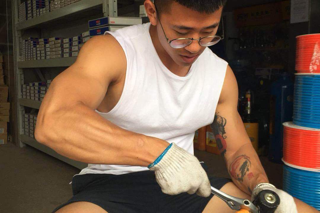 学会一套经典腹肌训练动作, 帮你快速练出完美腹肌