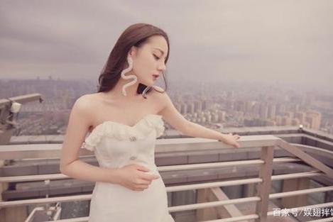 男观众冲上舞台向迪丽热巴求婚