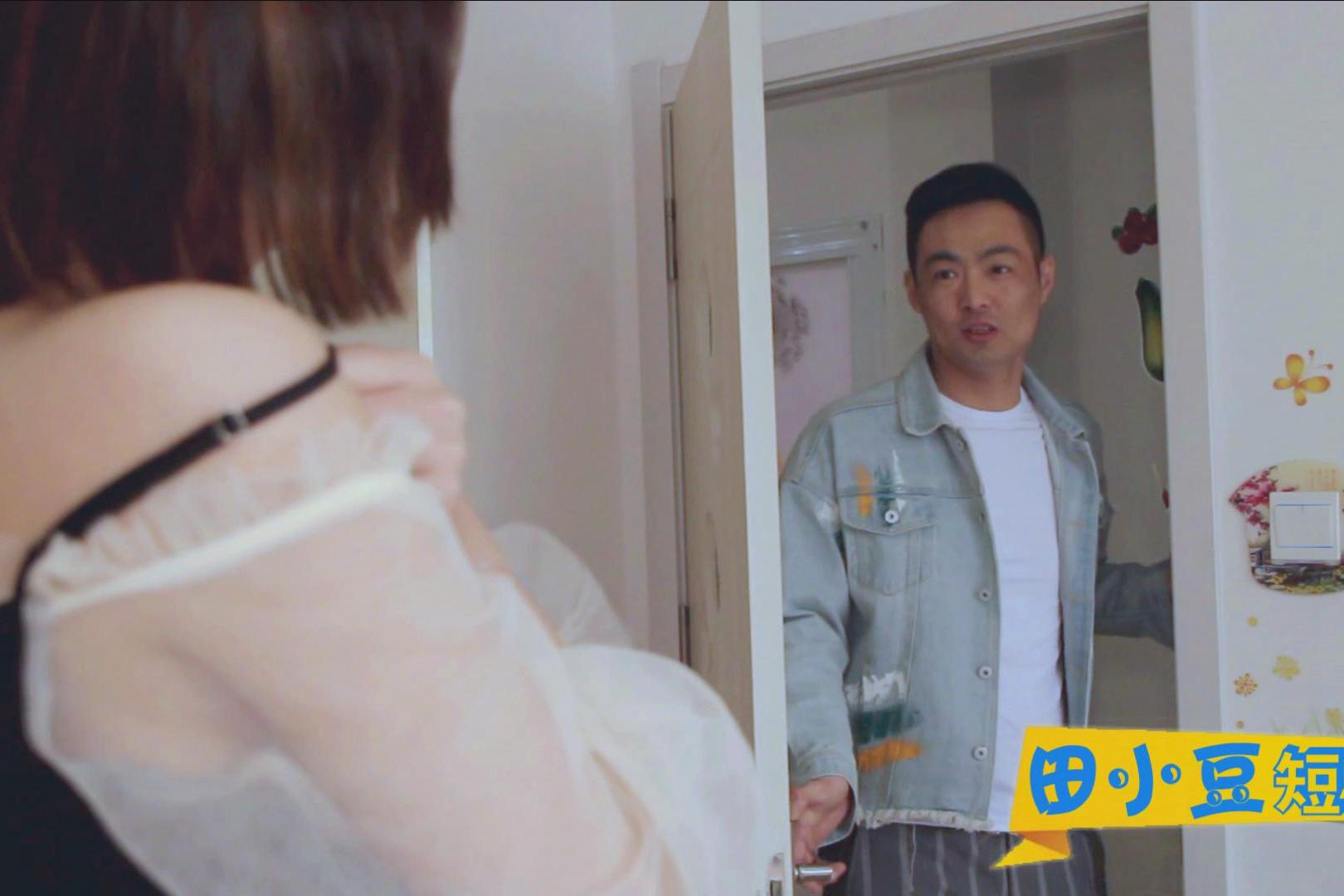 搞笑:男女合租,美女脱衣服时,男子突然开门进来了
