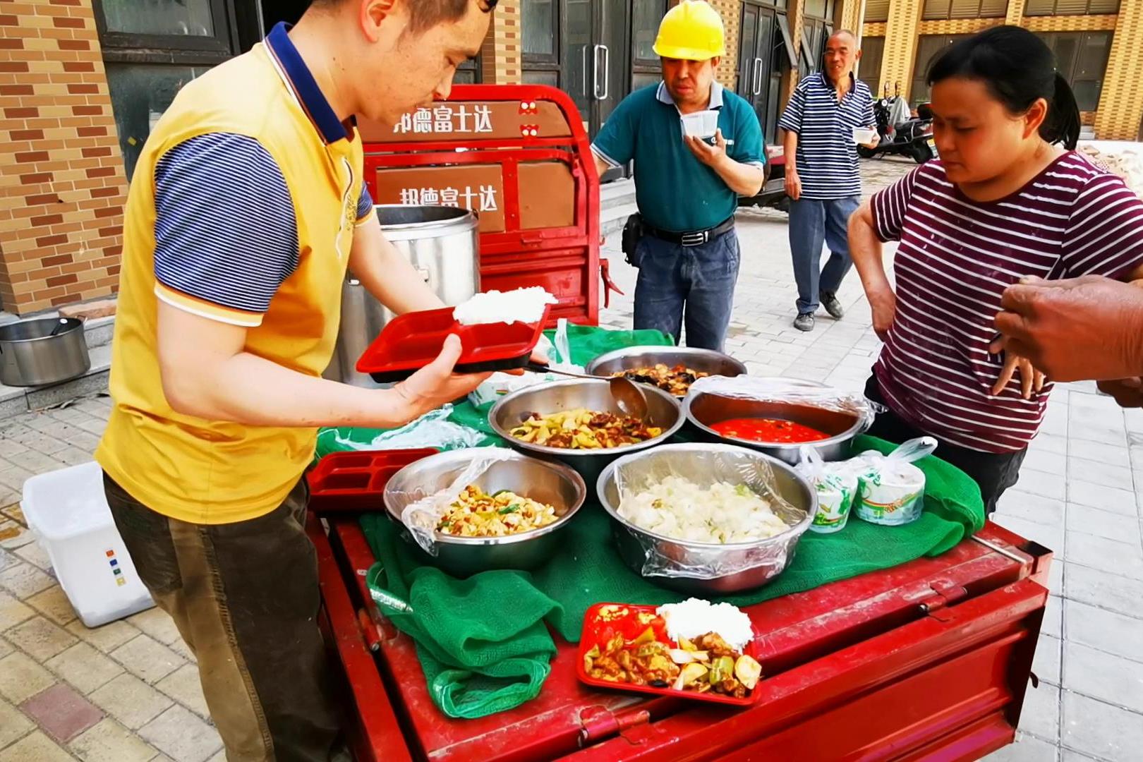 做油条被无情嘲笑后,老刘卖起了10元吃到饱的快餐,送到工地门口