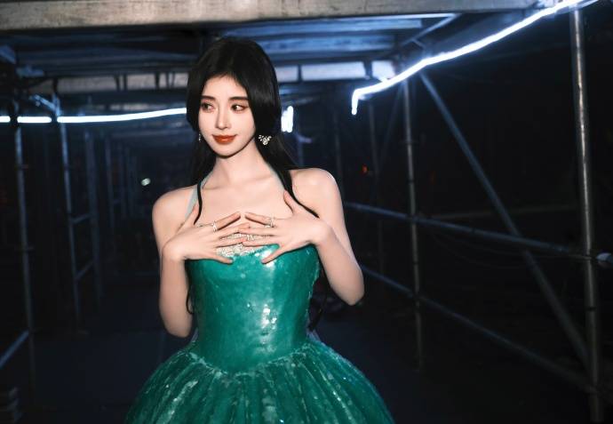 鞠婧祎舞台造型写真好美 秀蛮腰大长腿身材火辣