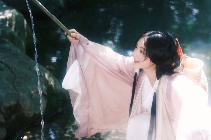 美到失语！李一桐林涧小溪戏水 浑身柔光仿佛仙女-沐风文化