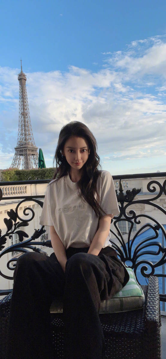 Baby晒出与巴黎铁塔合照 长发蓬松神色休闲慵懒