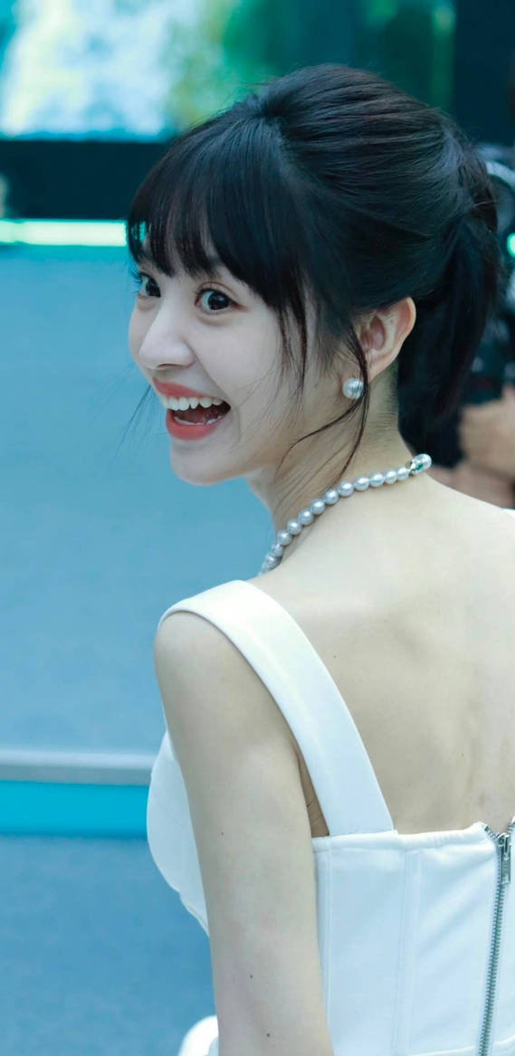 田曦薇白色吊带裙似珍珠少女 对镜wink甜美可爱