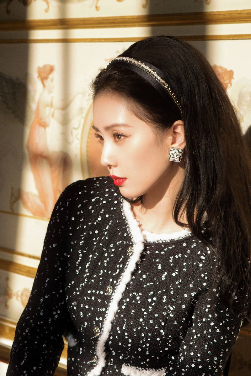 刘诗诗黑色亮片裙展现法式柔情 优雅自信红唇吸睛