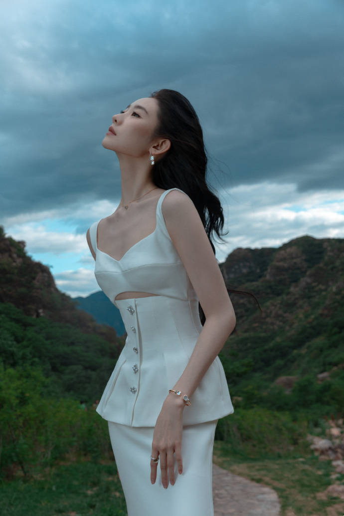 张艺凡曝光自然氛围美照 白色收腰长裙清新治愈
