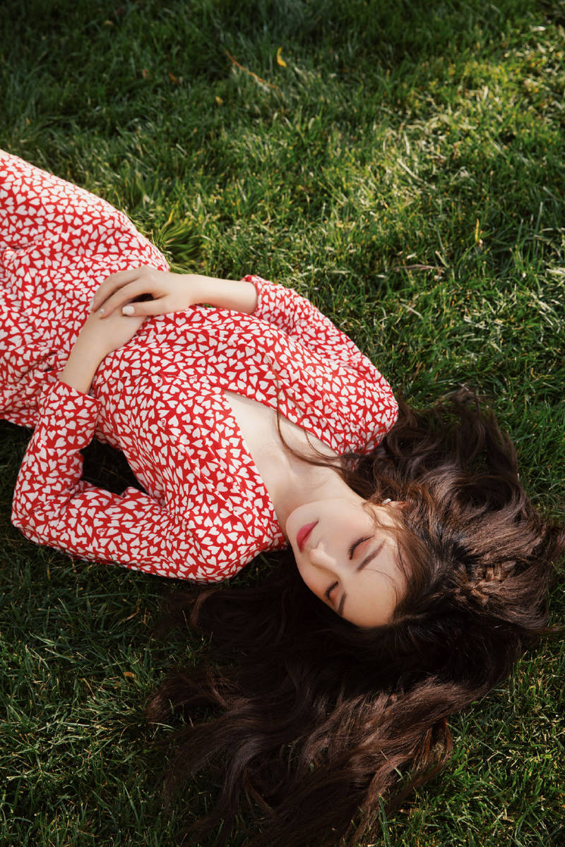 彭小苒红裙披发造型写真 宛如夏花在野自由绚烂