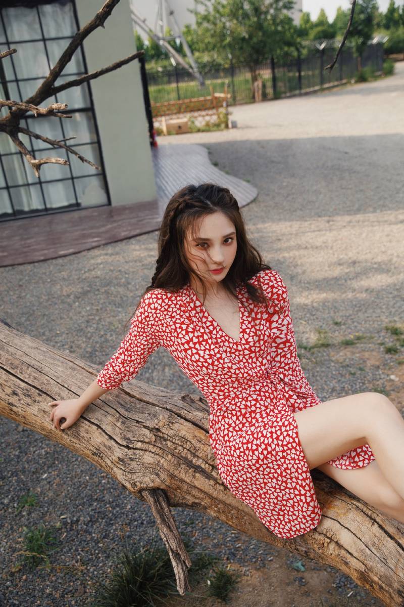 彭小苒红裙披发造型写真 宛如夏花在野自由绚烂-沐风文化