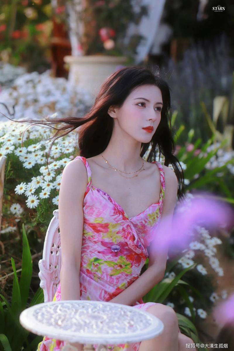 张予曦，宛如春风拂面的粉红樱花，优雅而美丽