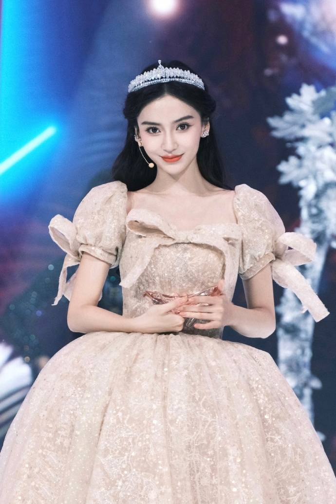 甜美公主上线！杨颖宫廷风穿搭华丽优雅太让人心动