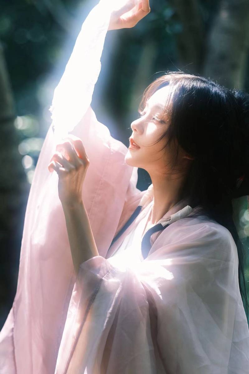 美到失语！李一桐林涧小溪戏水 浑身柔光仿佛仙女