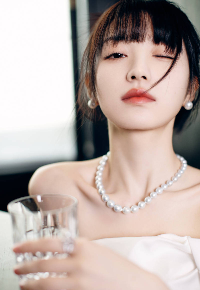 田曦薇白色吊带裙似珍珠少女 对镜wink甜美可爱