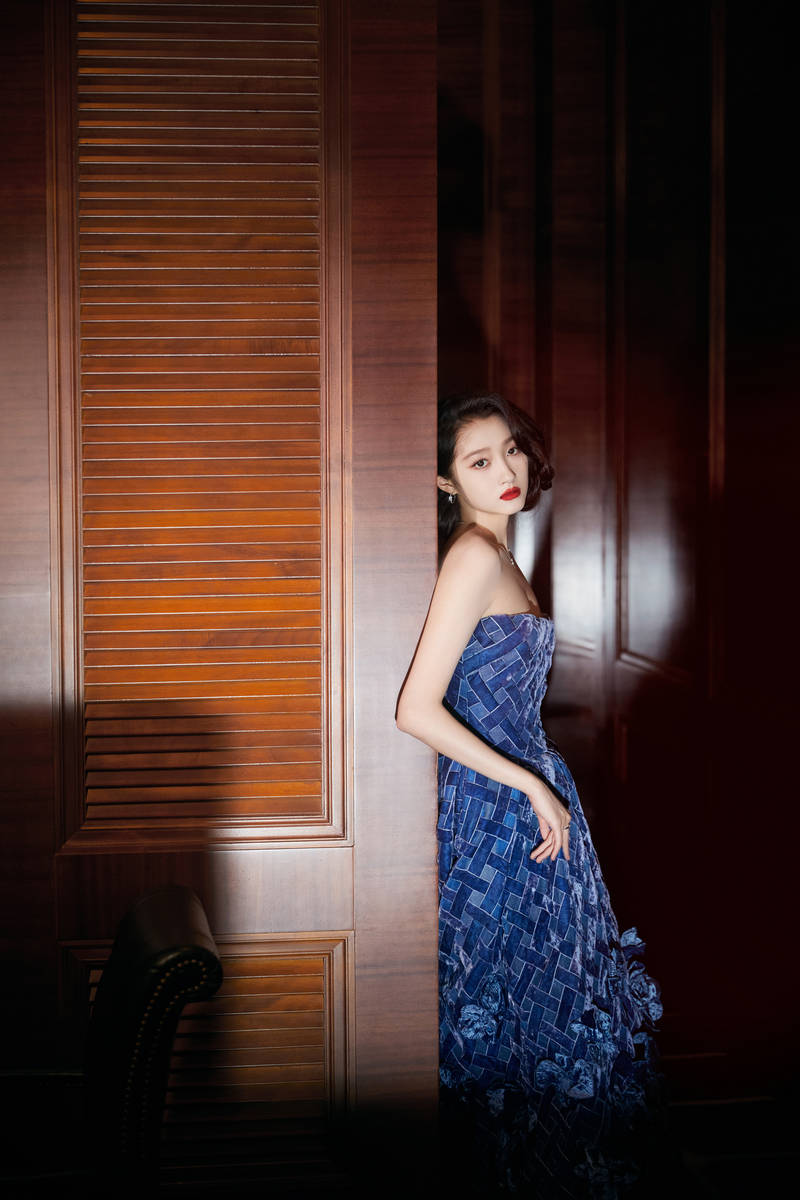 关晓彤穿蓝色花朵裙美背吸睛 复古盘发优雅贵气