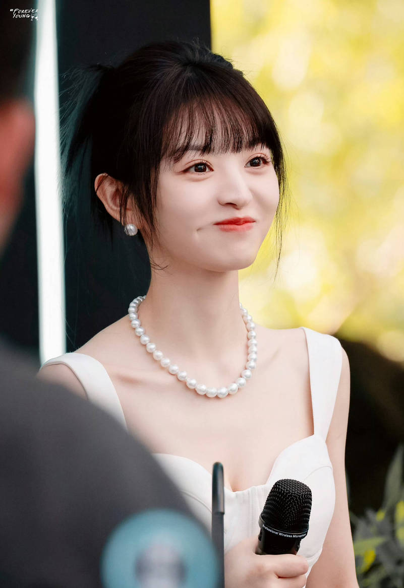 田曦薇白色吊带裙似珍珠少女 对镜wink甜美可爱