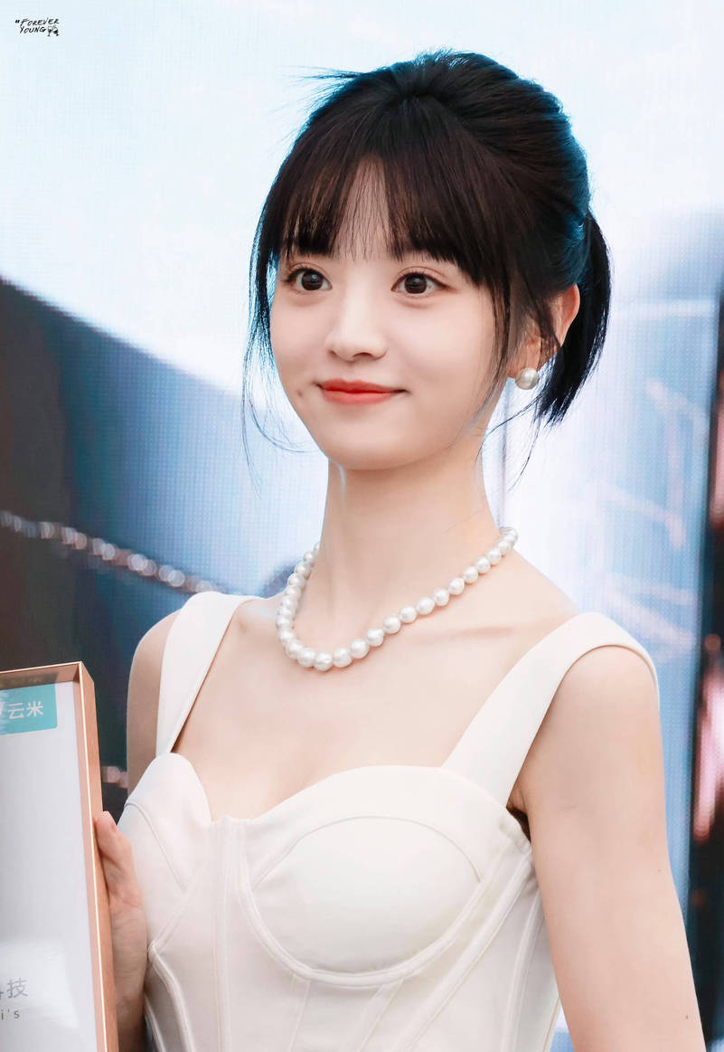 田曦薇白色吊带裙似珍珠少女 对镜wink甜美可爱