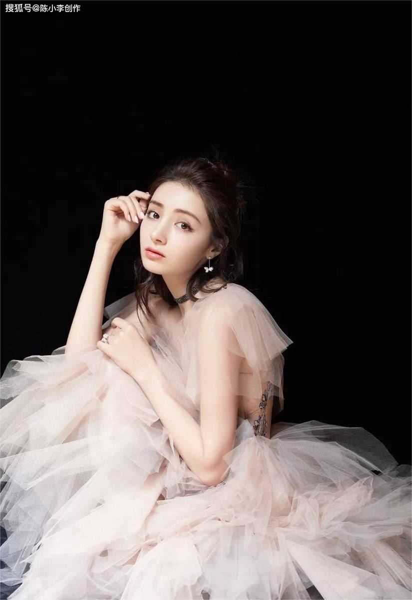 异域风情美女麦迪娜写真，喜欢她阳光甜美的气质。