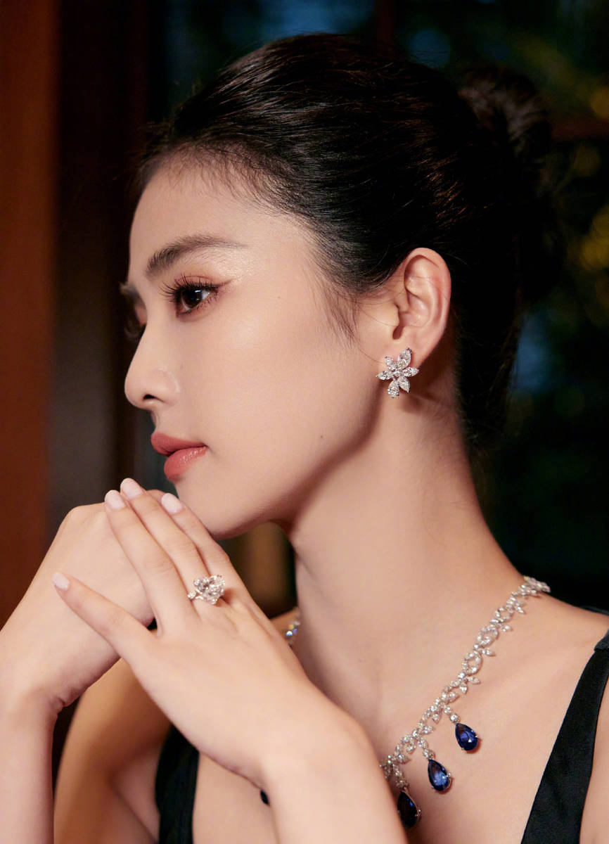 白鹿穿黑裙露事业线性感撩人 配红色饰品增添明亮