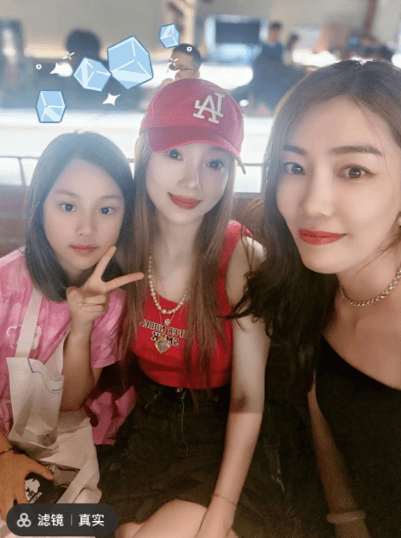 李小璐穿红色背心仿若少女 与甜馨母女同框似姐妹