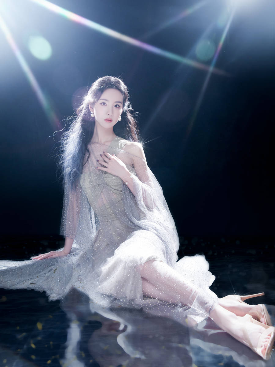 陈都灵穿亮片纱裙温柔端庄 发丝飘逸仙气十足