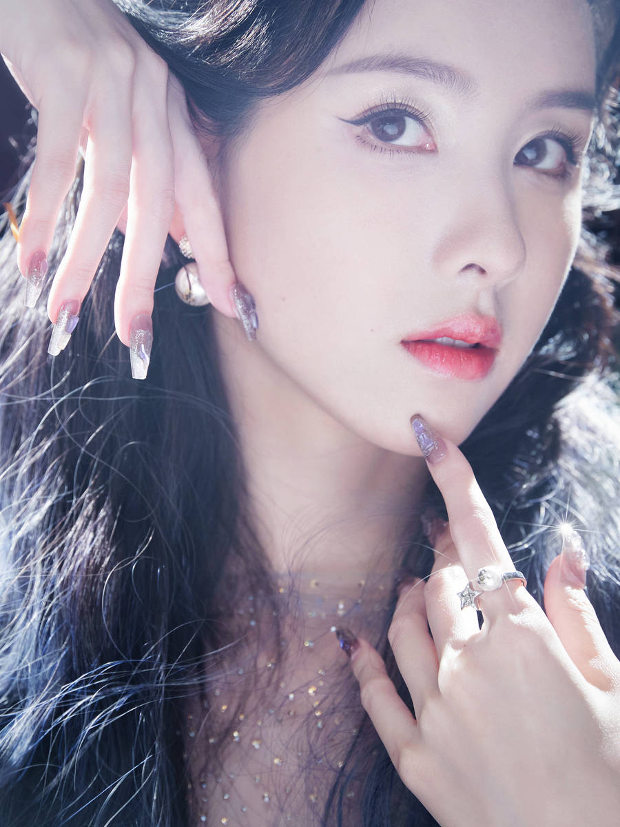 陈都灵穿亮片纱裙温柔端庄 发丝飘逸仙气十足