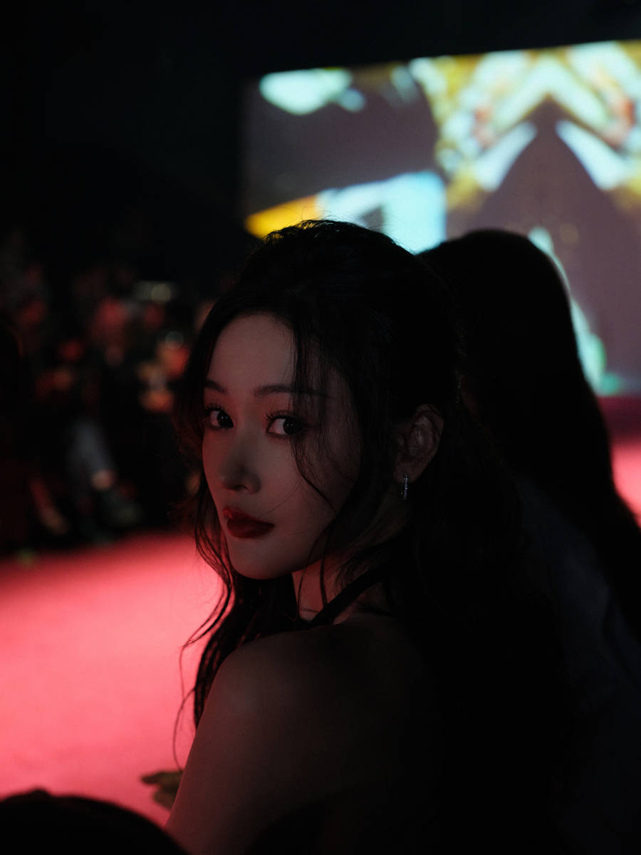 张天爱亮相上海时装周，镂空黑裙造型轻熟温柔