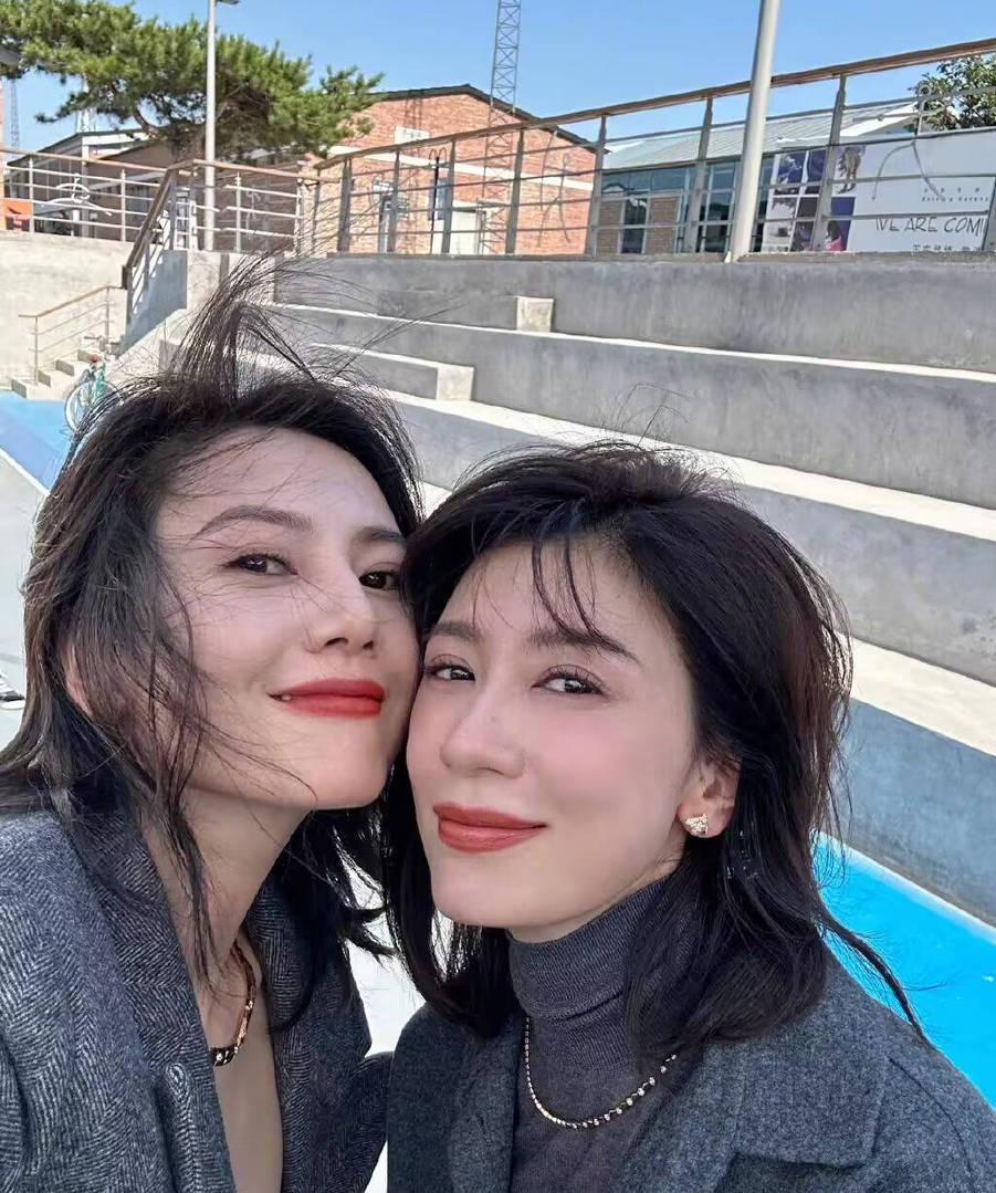 高圆圆巴黎街头随拍气质绝 背紫色编制包简单美好