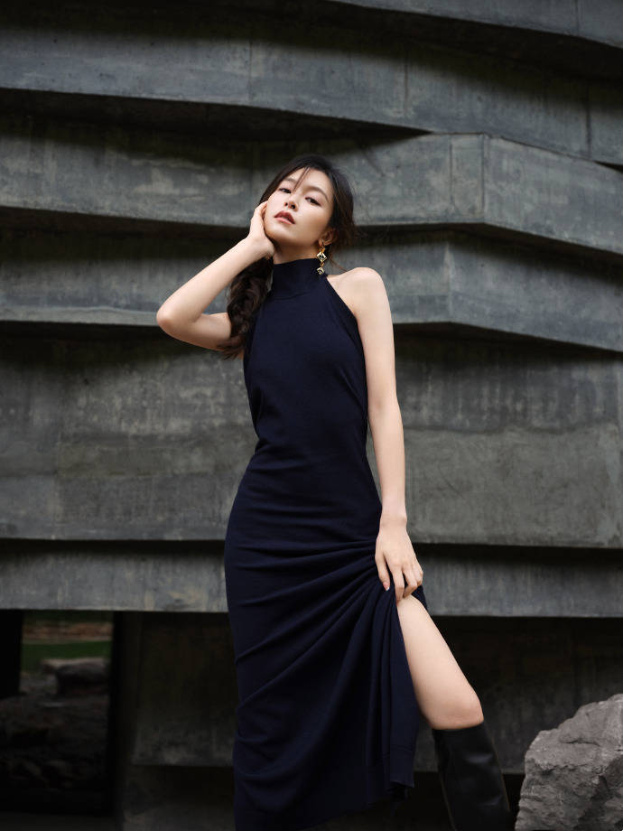 文咏珊麻花辫搭黑长裙超妩媚 大露美背狂秀好身材