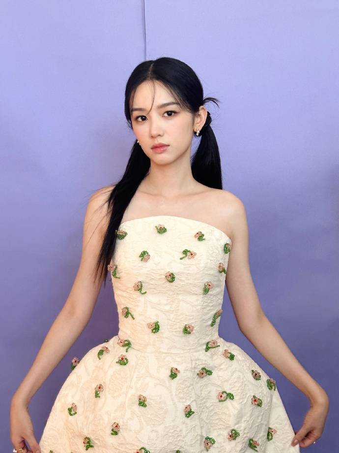 周也晒双马尾公主风造型写真 穿碎花白裙青春可爱