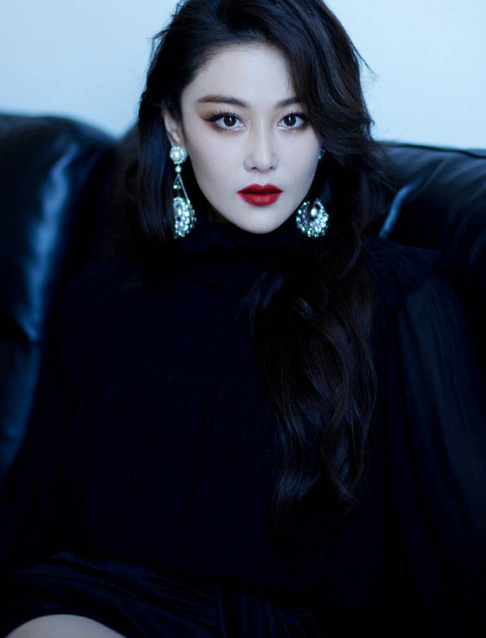 张馨予红唇大波浪复古感十足 戴无框眼镜又美又欲