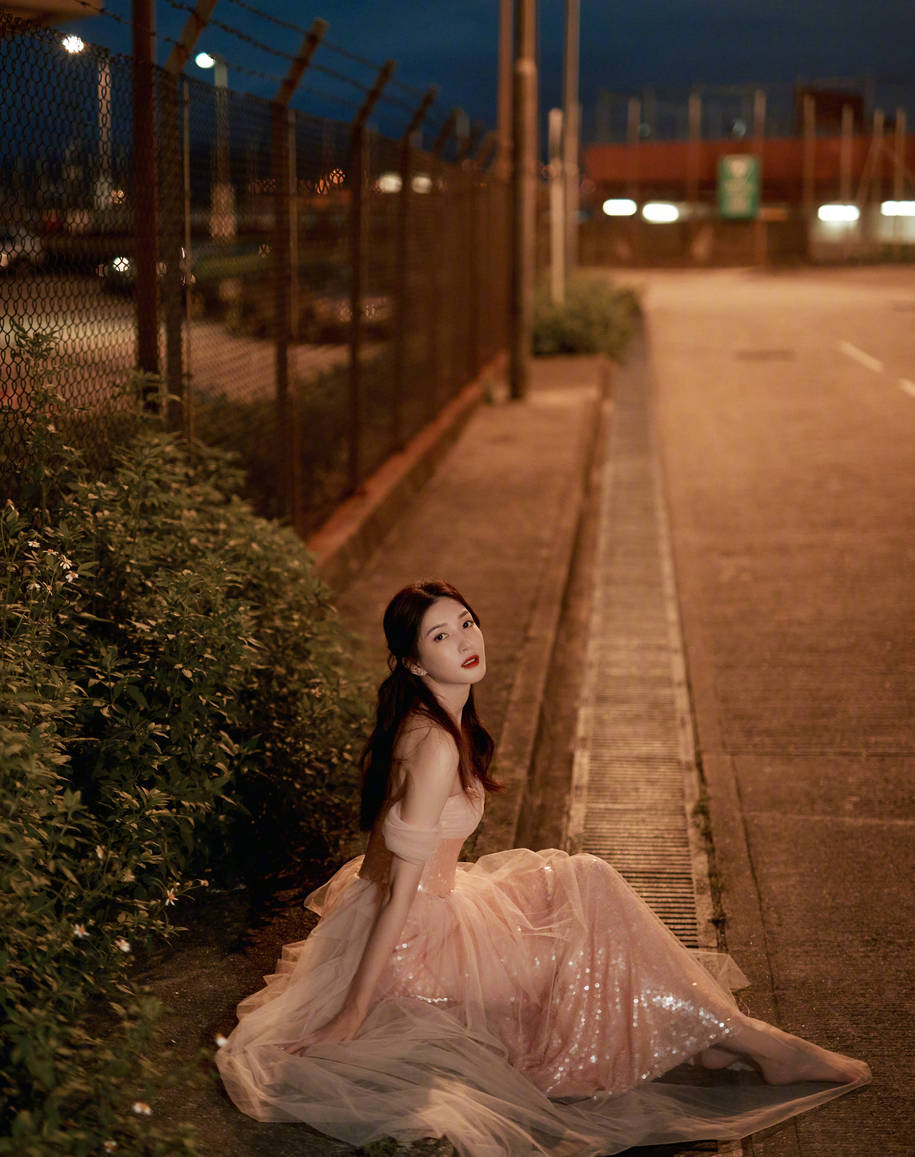 江疏影晒九宫格照告别六月 粉色抹胸纱裙似仙女