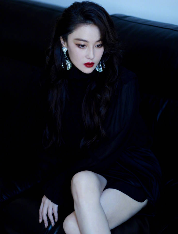 张馨予红唇大波浪复古感十足 戴无框眼镜又美又欲