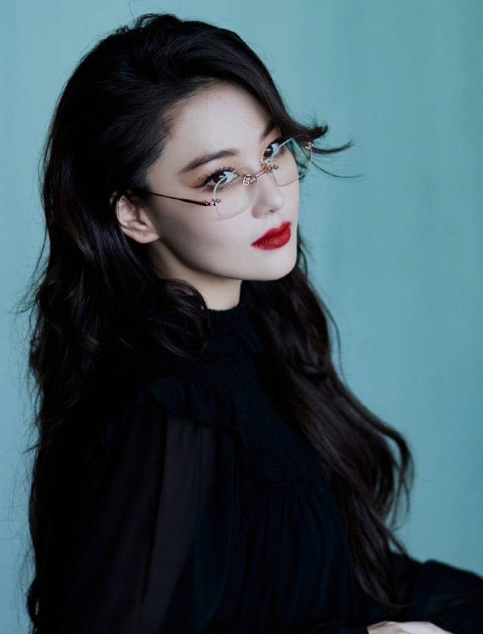 张馨予红唇大波浪复古感十足 戴无框眼镜又美又欲