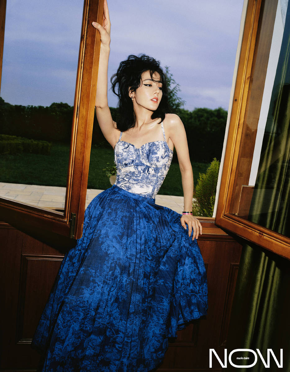 迪丽热巴穿碎花吊带裙秀美背 烟熏妆复古魅惑