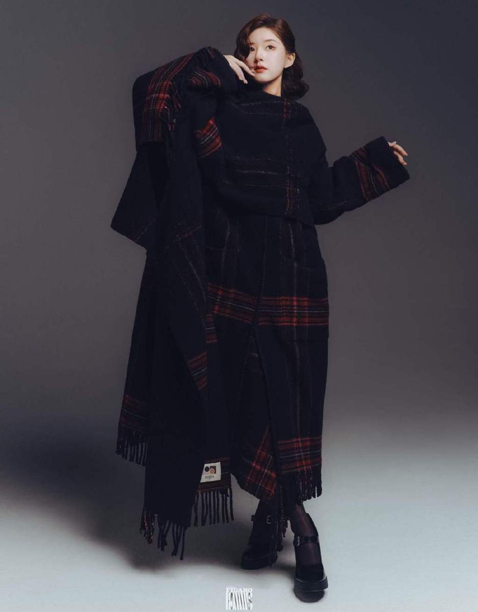 赵露思穿粉裙戴礼帽 以复古美人姿态呈现油画质感