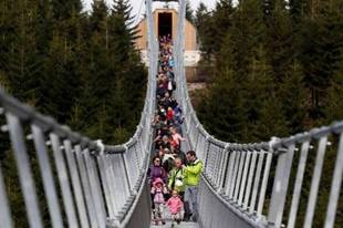 捷克世界最长“天空之桥” 向游客开放