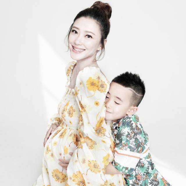 应采儿挺9月孕肚拍照,手摸孕肚似少女,jasper板寸头像