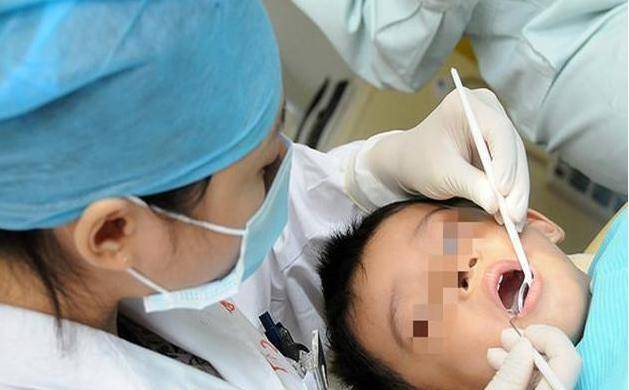【反应】宝妈的反应很迅速，医生：书没白读3岁女儿被鱼刺卡住喉咙