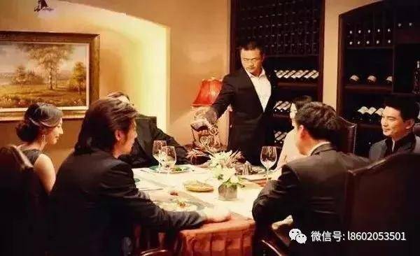 一般主陪,副陪,主宾,副宾桌上的手绢都有特殊造型.