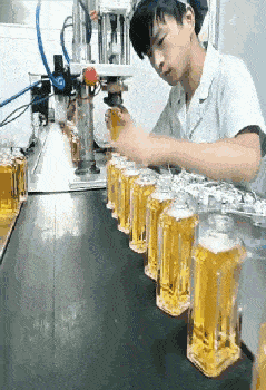 搞笑gif开心一刻:不要去打搅到一个睡觉的人