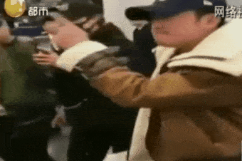 拍杨幂大腿根往女明星们裙底探这些垃圾真的没人管吗