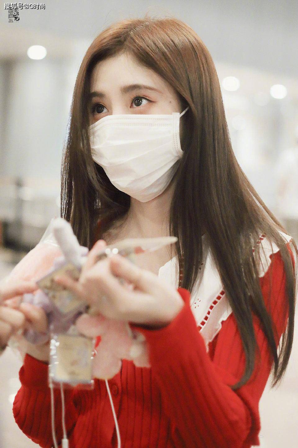 1/ 9 鞠婧祎机场look～身穿红色小针织甜美乖巧,楚楚动人的造型真的