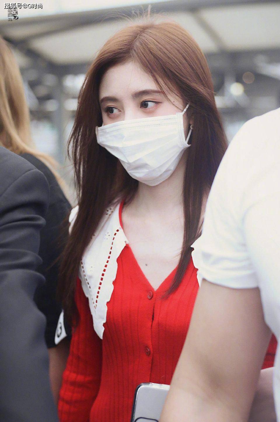 1/ 9 鞠婧祎机场look～身穿红色小针织甜美乖巧,楚楚动人的造型真的