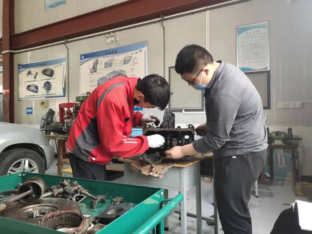 在学校汽修实训室进行操作,讨论