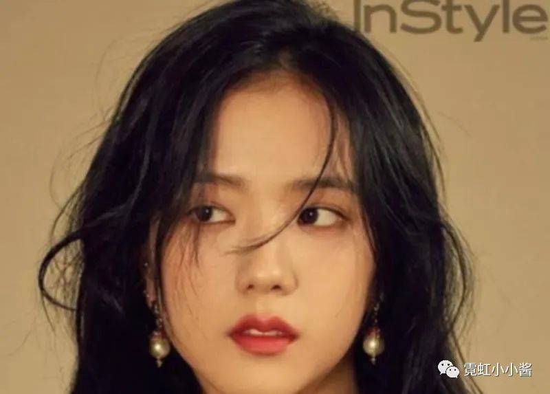 除了额头之外,jisoo的另一个标志性亮点就是唇形.