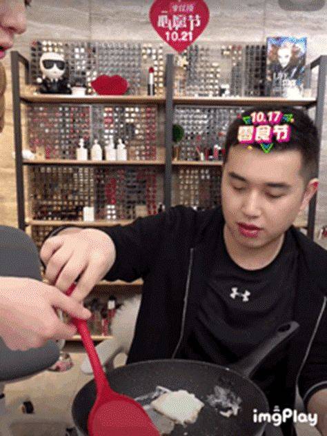 你看李佳琦直播,比你妈迷电视购物不知差到哪里去