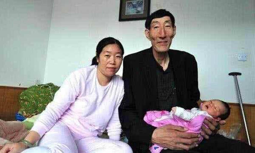 身高■如今娃长这样还记得中国第一巨人吗？婚后不顾医生反对生下儿子