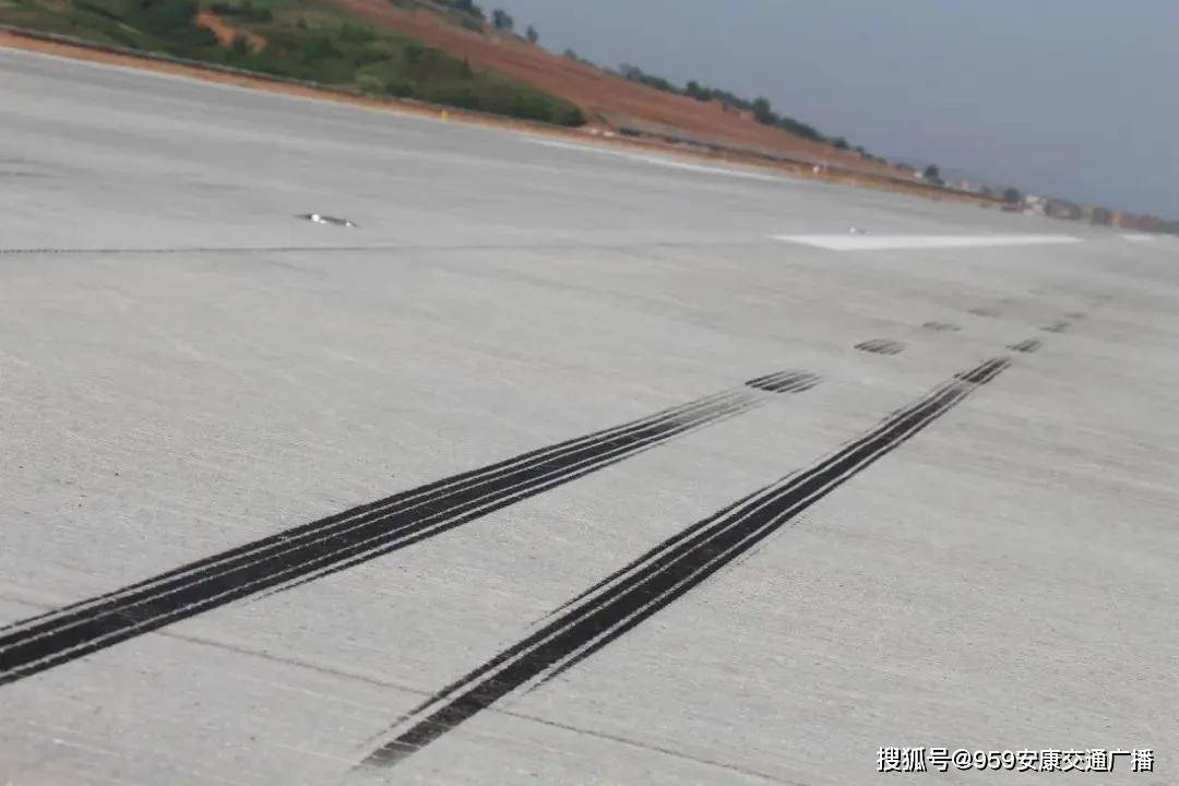 飞机轮胎与安康机场跑道的第一次"亲吻"!