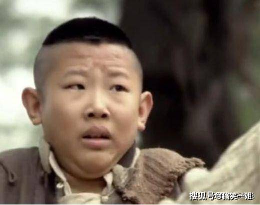 『妻子』三十五岁还像个孩子，和妻子站一块如同“母子”他是张一山同学九岁停止发育